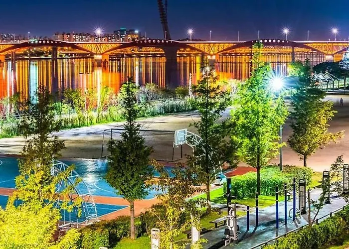 Mangwon Local Market 5mins, Hongdae, Airport Bus, Hanriver Park 10mins 10ppl, Big Family House 마포레스트 * 首爾