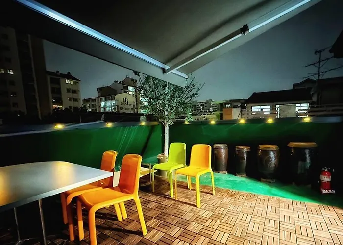 Mangwon Local Market 5mins, Hongdae, Airport Bus, Hanriver Park 10mins 10ppl, Big Family House 마포레스트 *