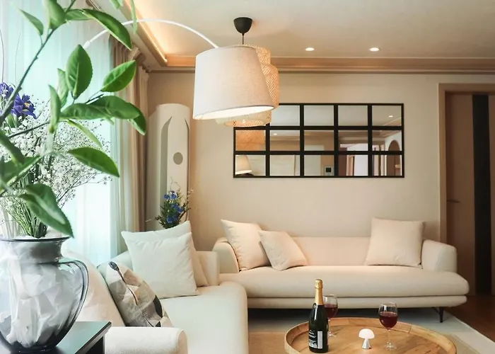 Mangwon Local Market 5mins, Hongdae, Airport Bus, Hanriver Park 10mins 10ppl, Big Family House 마포레스트 首爾