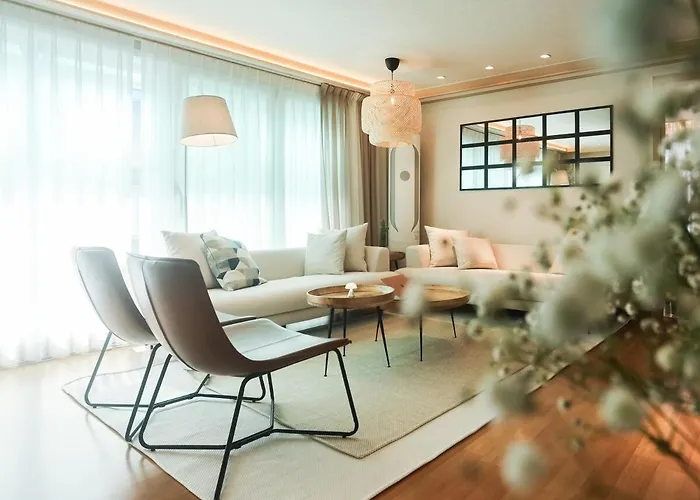 Mangwon Local Market 5mins, Hongdae, Airport Bus, Hanriver Park 10mins 10ppl, Big Family House 마포레스트 *