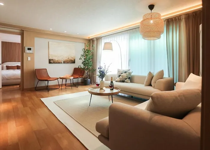 Mangwon Local Market 5mins, Hongdae, Airport Bus, Hanriver Park 10mins 10ppl, Big Family House 마포레스트 別墅 *