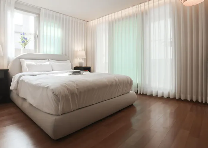 Mangwon Local Market 5mins, Hongdae, Airport Bus, Hanriver Park 10mins 10ppl, Big Family House 마포레스트 首爾