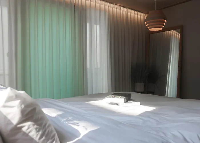 Mangwon Local Market 5mins, Hongdae, Airport Bus, Hanriver Park 10mins 10ppl, Big Family House 마포레스트 *