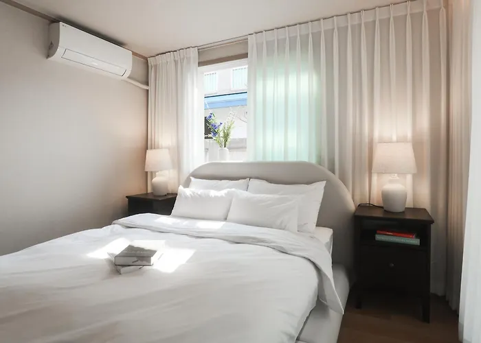 Mangwon Local Market 5mins, Hongdae, Airport Bus, Hanriver Park 10mins 10ppl, Big Family House 마포레스트 首爾