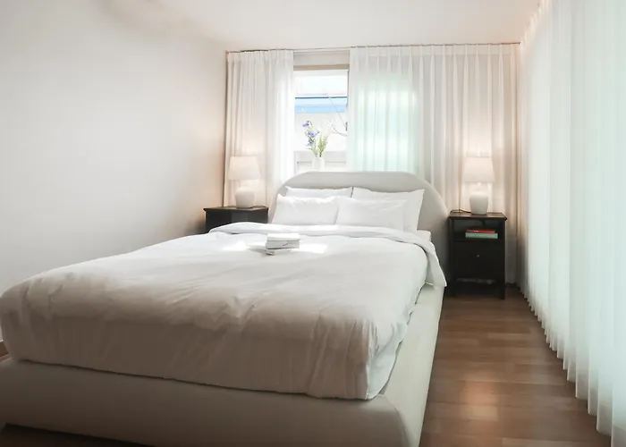 Mangwon Local Market 5mins, Hongdae, Airport Bus, Hanriver Park 10mins 10ppl, Big Family House 마포레스트 * 首爾