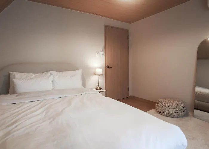 Mangwon Local Market 5mins, Hongdae, Airport Bus, Hanriver Park 10mins 10ppl, Big Family House 마포레스트 別墅 *