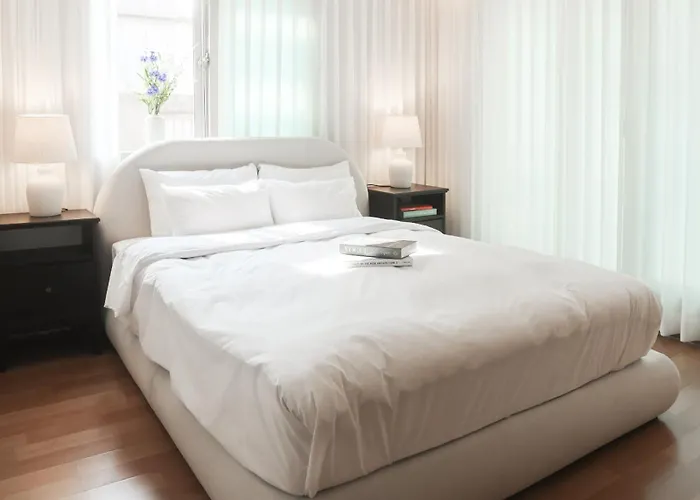Mangwon Local Market 5mins, Hongdae, Airport Bus, Hanriver Park 10mins 10ppl, Big Family House 마포레스트 首爾