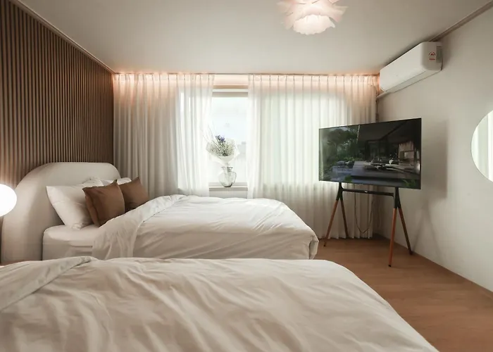 Mangwon Local Market 5mins, Hongdae, Airport Bus, Hanriver Park 10mins 10ppl, Big Family House 마포레스트 * 首爾
