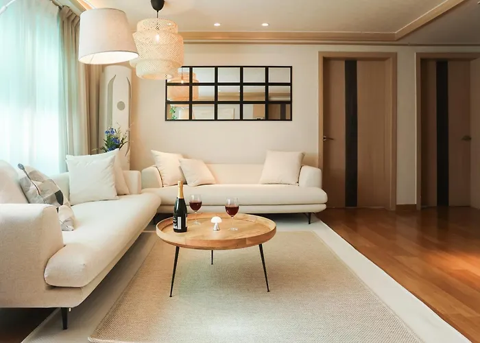 Mangwon Local Market 5mins, Hongdae, Airport Bus, Hanriver Park 10mins 10ppl, Big Family House 마포레스트 別墅