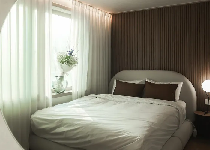 Mangwon Local Market 5mins, Hongdae, Airport Bus, Hanriver Park 10mins 10ppl, Big Family House 마포레스트 別墅 *