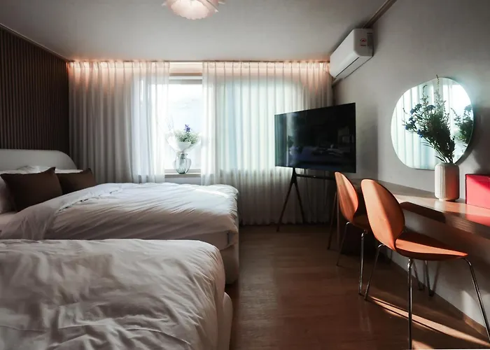 Mangwon Local Market 5mins, Hongdae, Airport Bus, Hanriver Park 10mins 10ppl, Big Family House 마포레스트 別墅 首爾