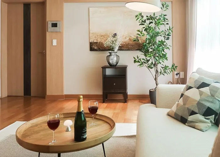 Mangwon Local Market 5mins, Hongdae, Airport Bus, Hanriver Park 10mins 10ppl, Big Family House 마포레스트 *