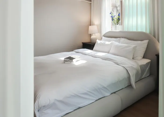 Mangwon Local Market 5mins, Hongdae, Airport Bus, Hanriver Park 10mins 10ppl, Big Family House 마포레스트 首爾