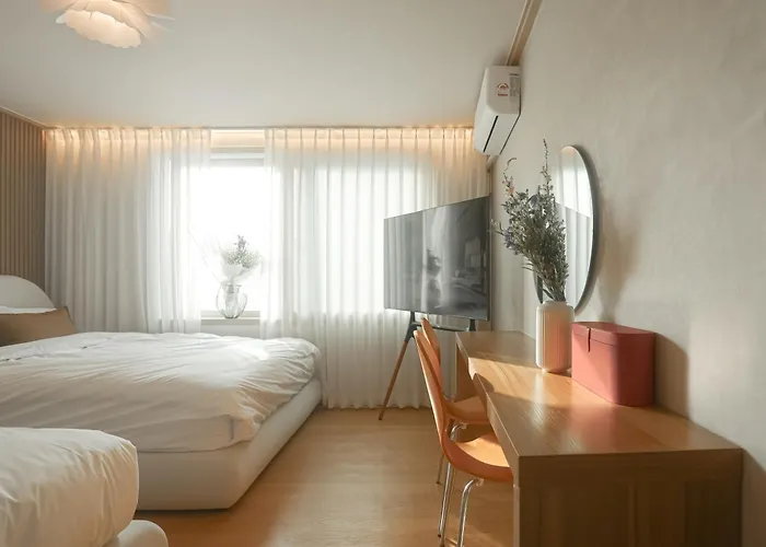Mangwon Local Market 5mins, Hongdae, Airport Bus, Hanriver Park 10mins 10ppl, Big Family House 마포레스트 * 首爾