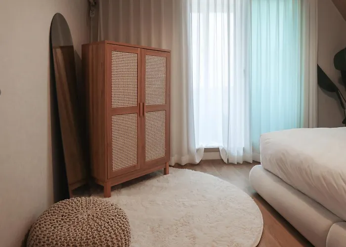 Mangwon Local Market 5mins, Hongdae, Airport Bus, Hanriver Park 10mins 10ppl, Big Family House 마포레스트 別墅 *