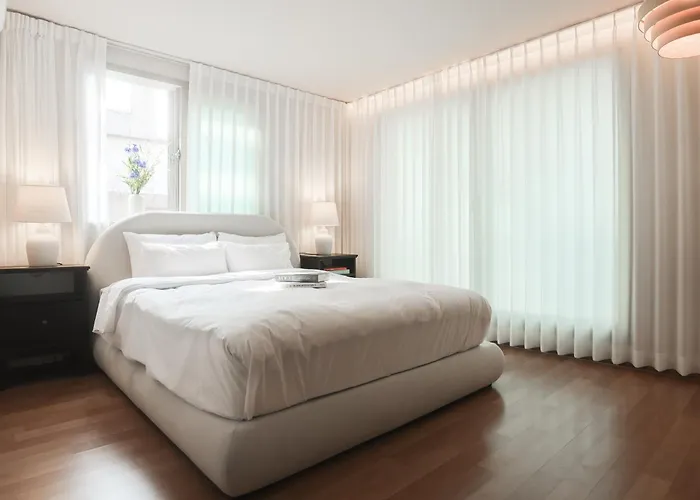 Mangwon Local Market 5mins, Hongdae, Airport Bus, Hanriver Park 10mins 10ppl, Big Family House 마포레스트 * 首爾