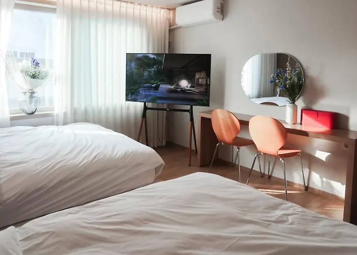 Mangwon Local Market 5mins, Hongdae, Airport Bus, Hanriver Park 10mins 10ppl, Big Family House 마포레스트 別墅