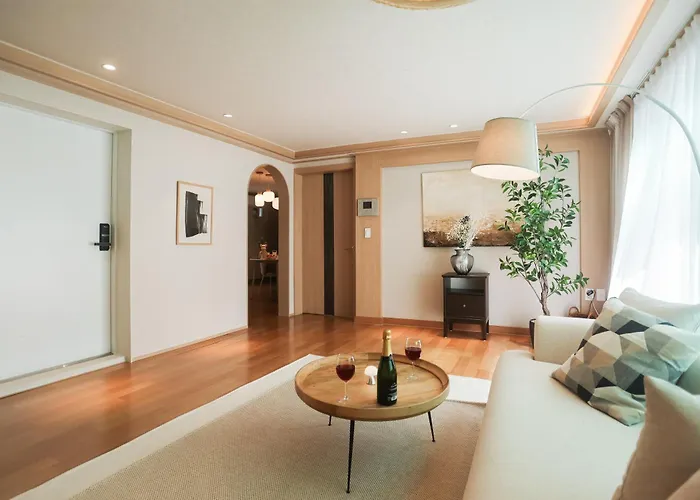 Mangwon Local Market 5mins, Hongdae, Airport Bus, Hanriver Park 10mins 10ppl, Big Family House 마포레스트 別墅 *