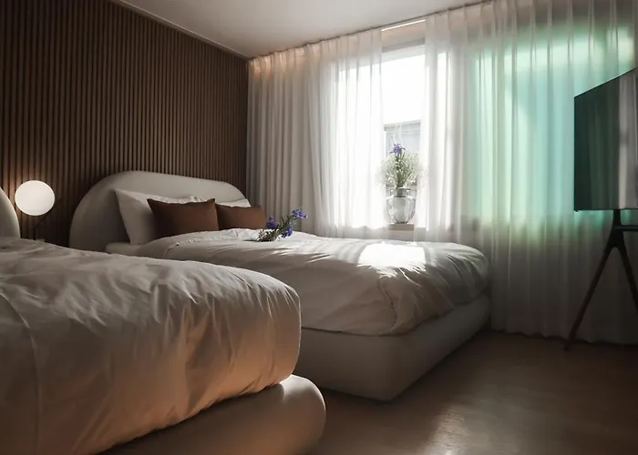 Mangwon Local Market 5mins, Hongdae, Airport Bus, Hanriver Park 10mins 10ppl, Big Family House 마포레스트 首爾