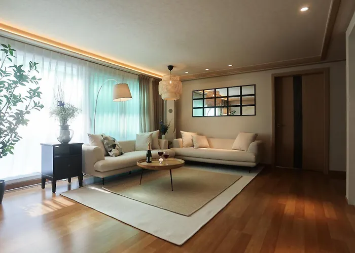 Mangwon Local Market 5mins, Hongdae, Airport Bus, Hanriver Park 10mins 10ppl, Big Family House 마포레스트 * 首爾