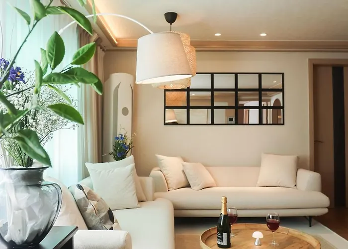 Mangwon Local Market 5mins, Hongdae, Airport Bus, Hanriver Park 10mins 10ppl, Big Family House 마포레스트 別墅 *