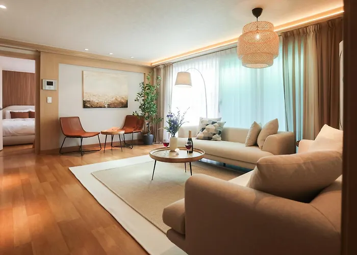 Mangwon Local Market 5mins, Hongdae, Airport Bus, Hanriver Park 10mins 10ppl, Big Family House 마포레스트 * 首爾